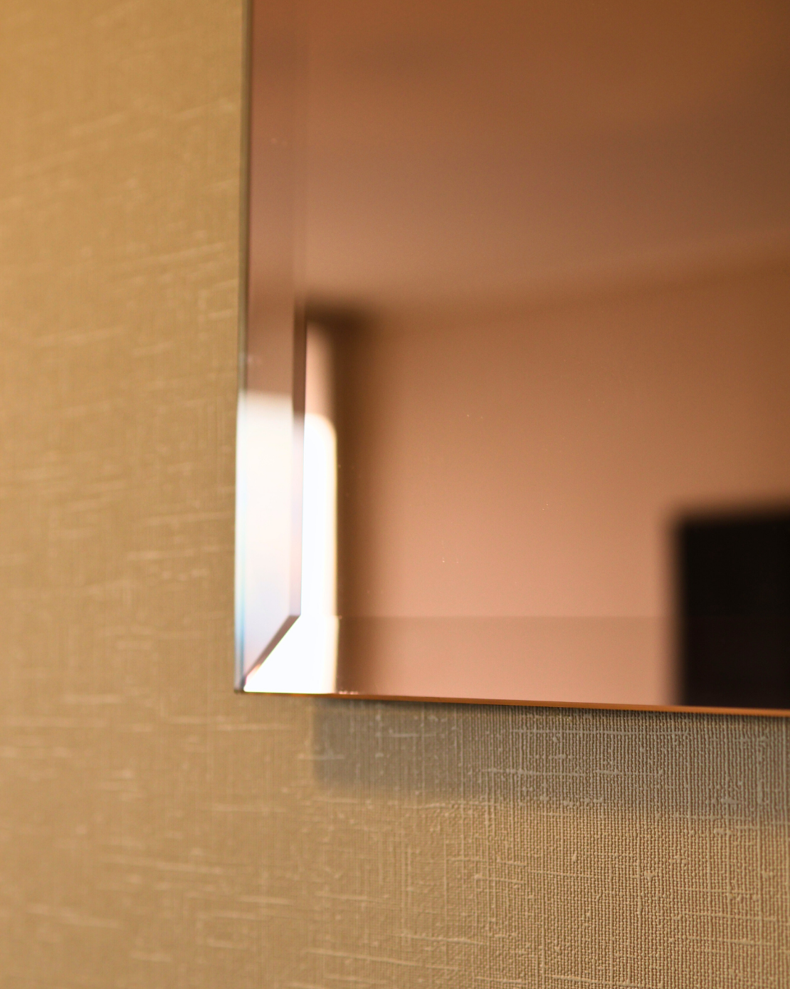 Detalles y reflejos del bisel en espejo rose gold 5 mm.