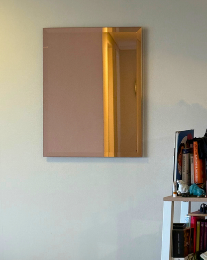 Espejo rose gold biselado muro living.