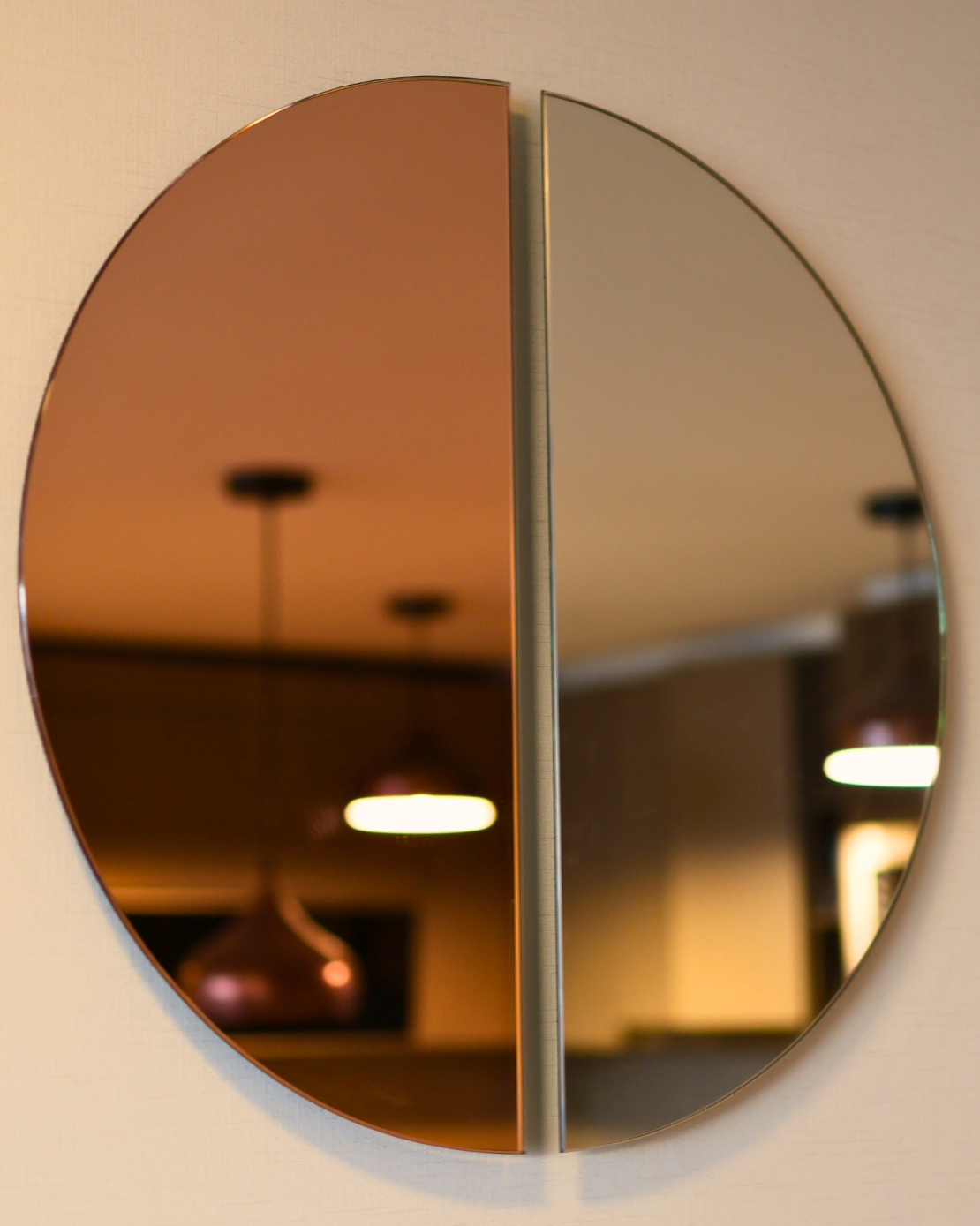 Detalles y reflejos espejo semicircular rose gold e incoloro.
