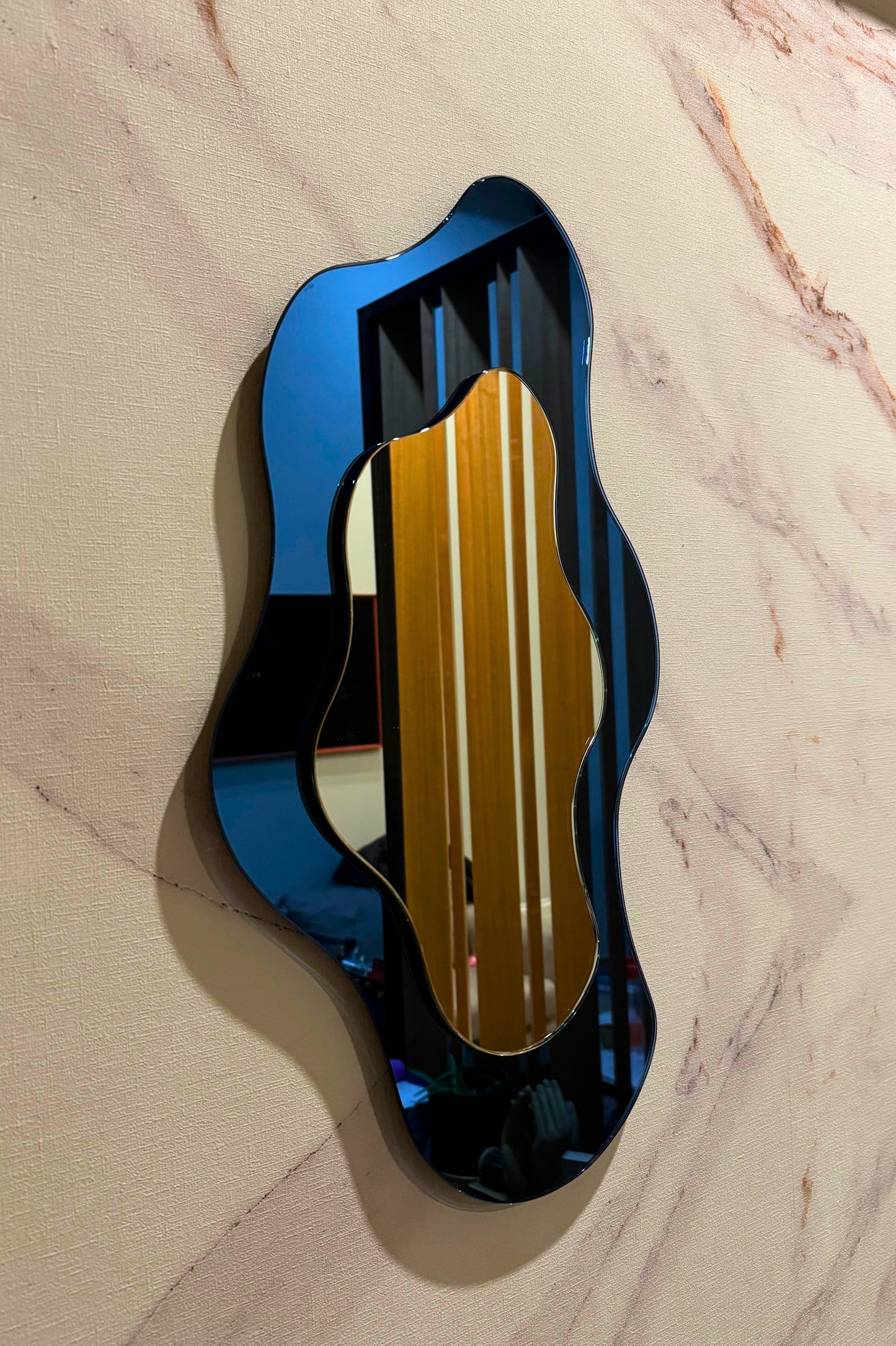 Detalle de profundidad en espejo Dúo Night Blue fabricado en Chile con tecnología CNC y 34 años de maestría técnica en cristal.