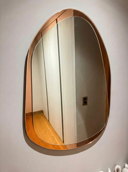 Primer plano del acabado de precisión CNC en espejo Duo Rose Gold, destacando la superposición de dos niveles y el respaldo técnico de 34 años de maestría en cristal.