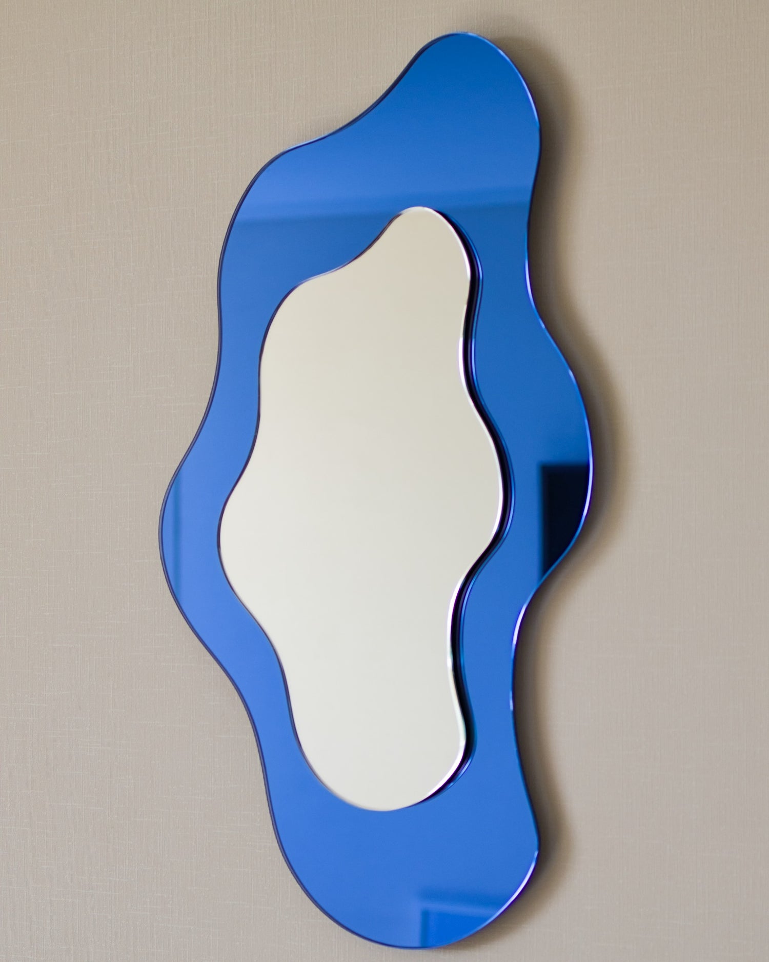 Espejo decorativo Dúo Night Blue con base en azul intenso y cristal flotante que genera un efecto tridimensional único para livings modernos.