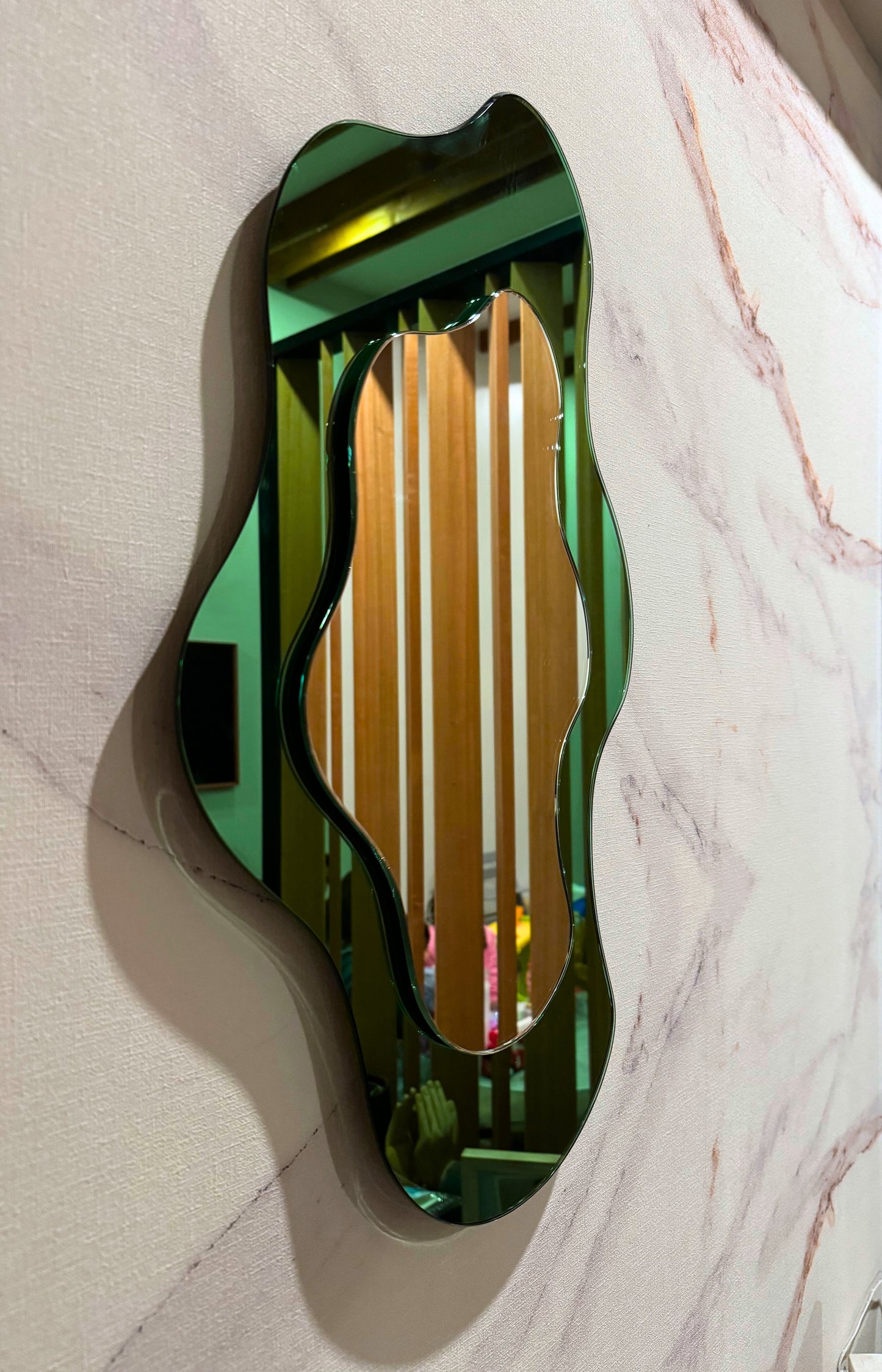 Espejo moderno Dúo Forest Green de dos niveles con base verde intensa y diseño orgánico que aporta relieve y equilibrio a cualquier espacio.