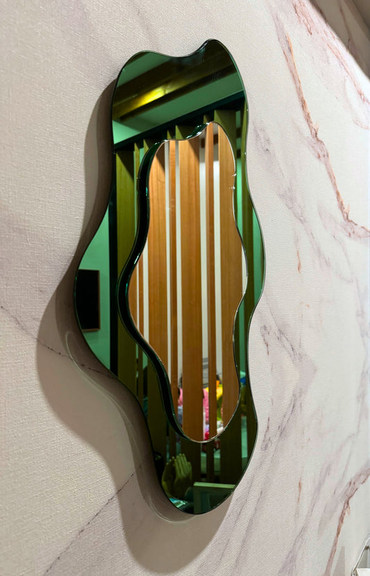 Espejo moderno Dúo Forest Green de dos niveles con base verde intensa y diseño orgánico que aporta relieve y equilibrio a cualquier espacio.