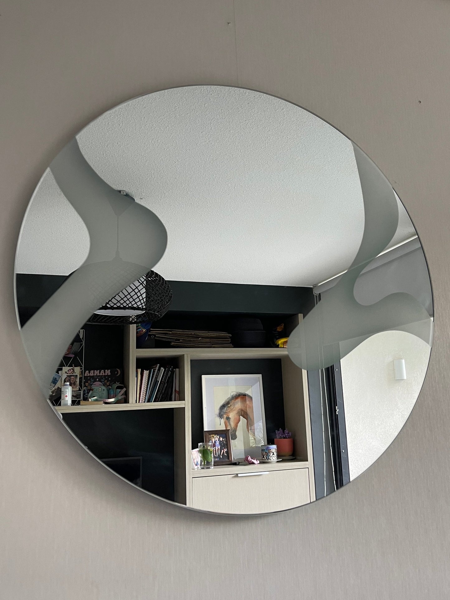 Espejo circular minimalista Simplex con acabado arenado suave de precisión milimétrica CNC.