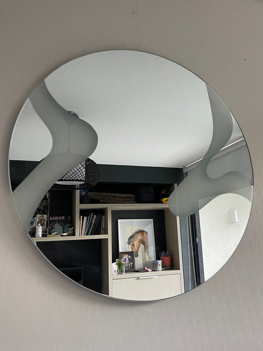 Espejo circular minimalista Simplex con acabado arenado suave de precisión milimétrica CNC.