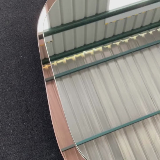 Video demostrativo del espejo Orgánico Duo Rose Gold destacando su diseño asimétrico de dos niveles con base Rose Gold y efecto de profundidad fabricado en Santiago con tecnología CNC.