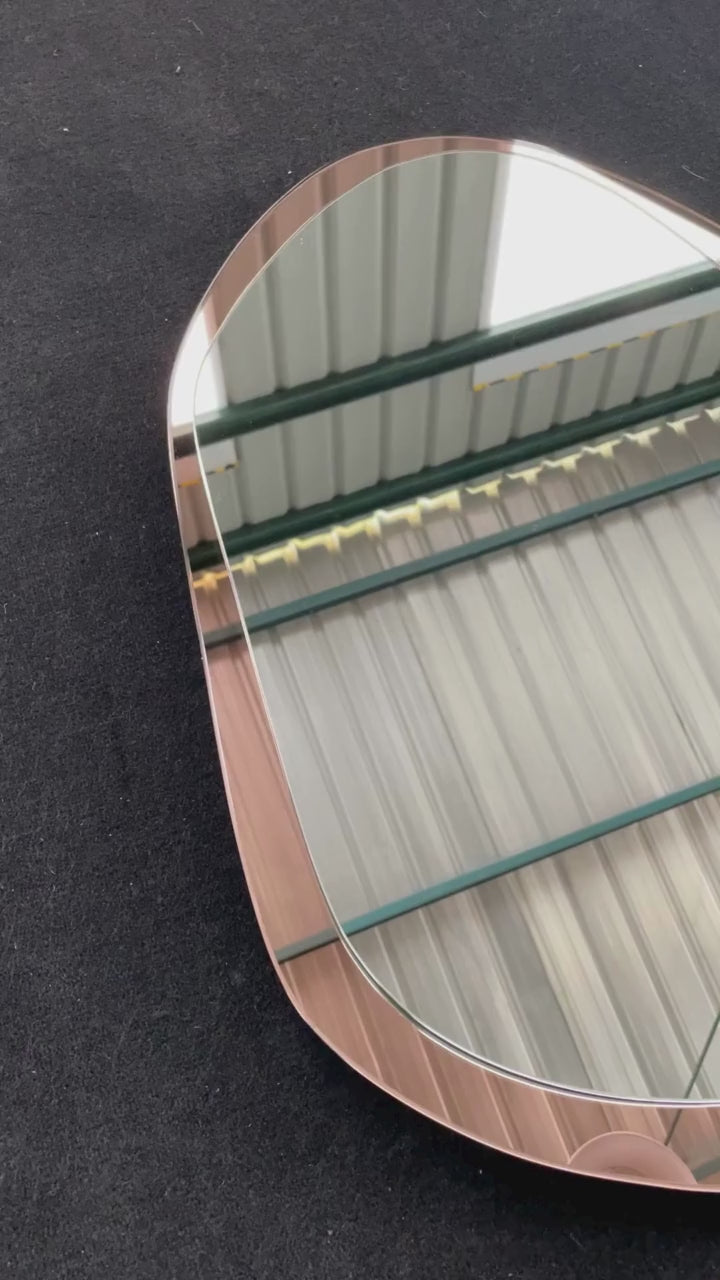 Video demostrativo del espejo Orgánico Duo Rose Gold destacando su diseño asimétrico de dos niveles con base Rose Gold y efecto de profundidad fabricado en Santiago con tecnología CNC.